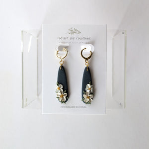 Narrow Drops / Navy & White Flowers