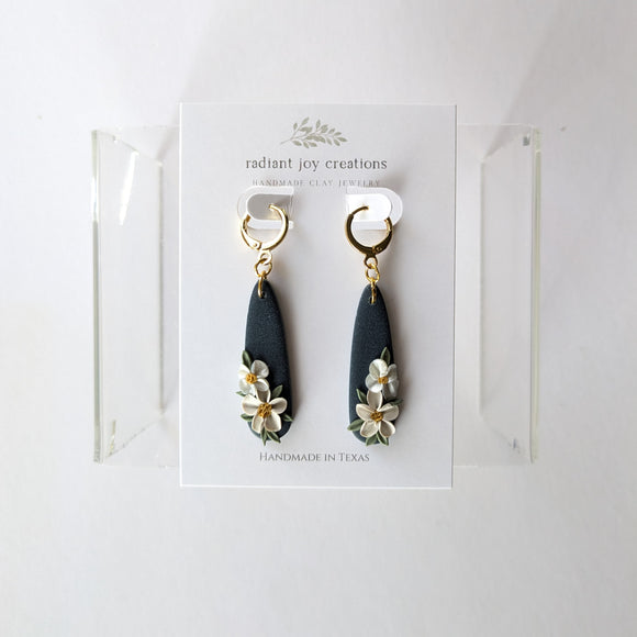 Narrow Drops / Navy & White Flowers