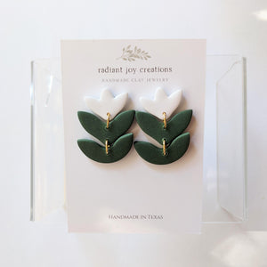 Tri-Layer Flowers / Dark Green Leaves