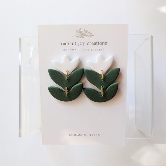 Tri-Layer Flowers / Dark Green Leaves