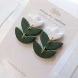 Tri-Layer Flowers / Dark Green Leaves